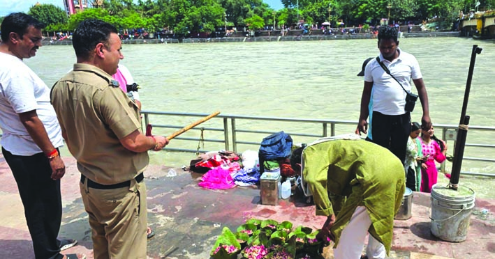अतिक्रमण हटाते हुए