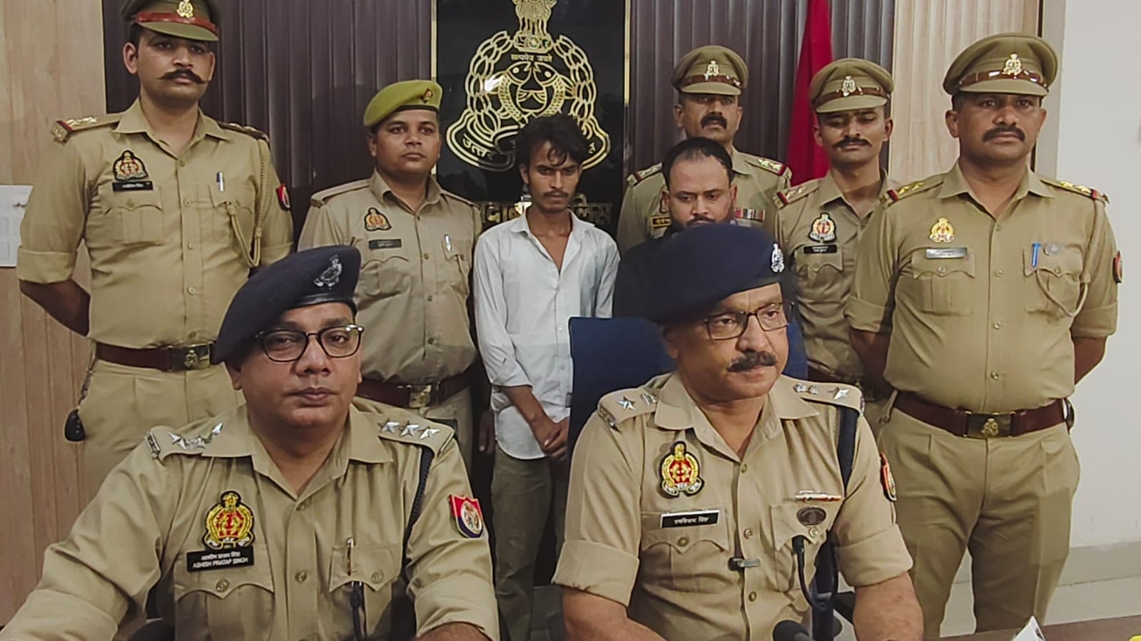 पुलिस लाइन सभागार में मोटरसाइकिल चोर गिरोह का खुलासा करते एसपी सिटी व सीओ कटघर साथ ही पुलिस गिरफ्त में आरोपित।