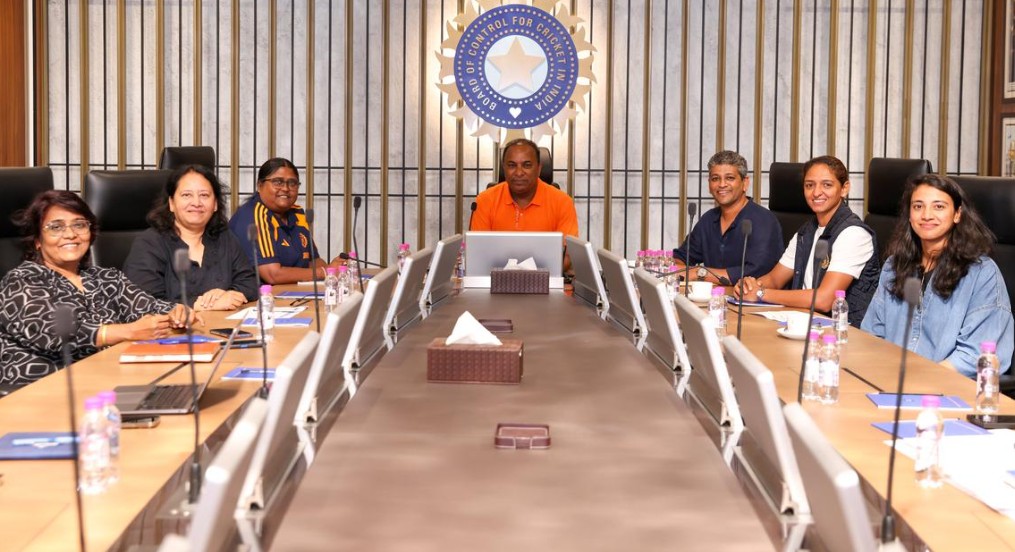 मुंबई में महिला चयन समिति की बैठक में हरमन और स्मृति मुंबई में महिला चयन समिति की बैठक में हरमन और स्मृति