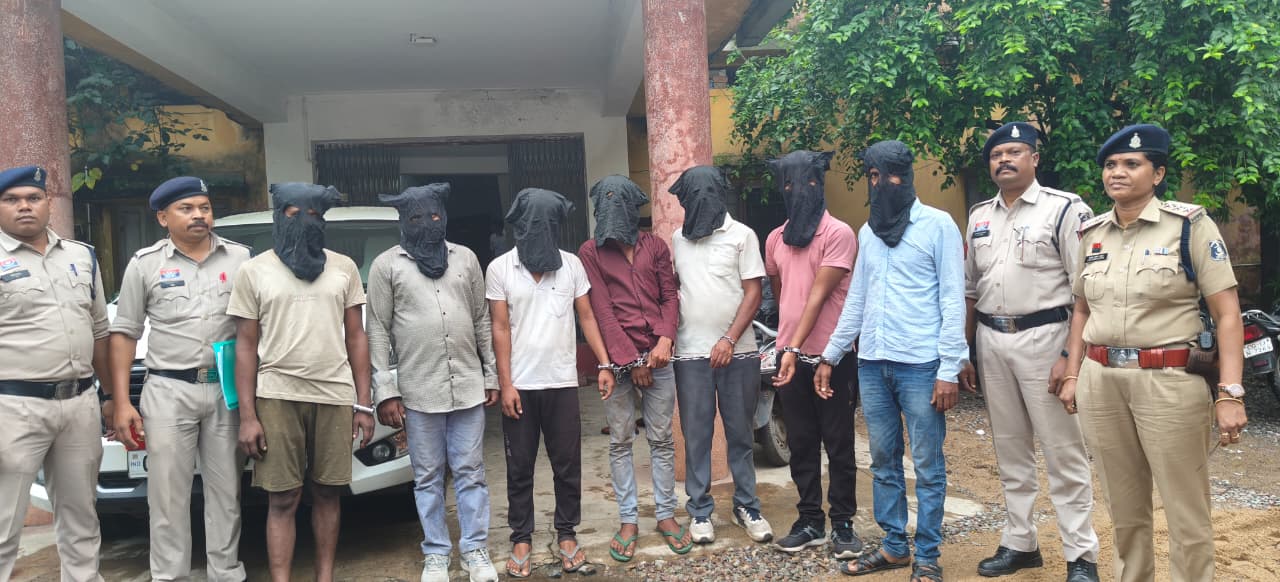 पुलिस के गिरफ्त में आरोपीगण
