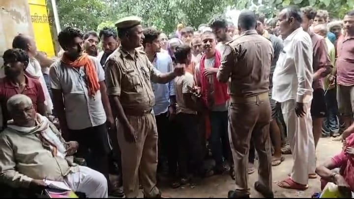 हलिया के  दिघिया भटवारी साधन सहकारी समिति पर पुलिस की मौजूदगी में खाद का हुआ वितरण।