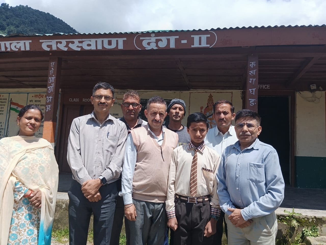 राजकीय उच्च पाठशाला तरस्वान का छात्र सौरभ शिक्षकों के साथ।
