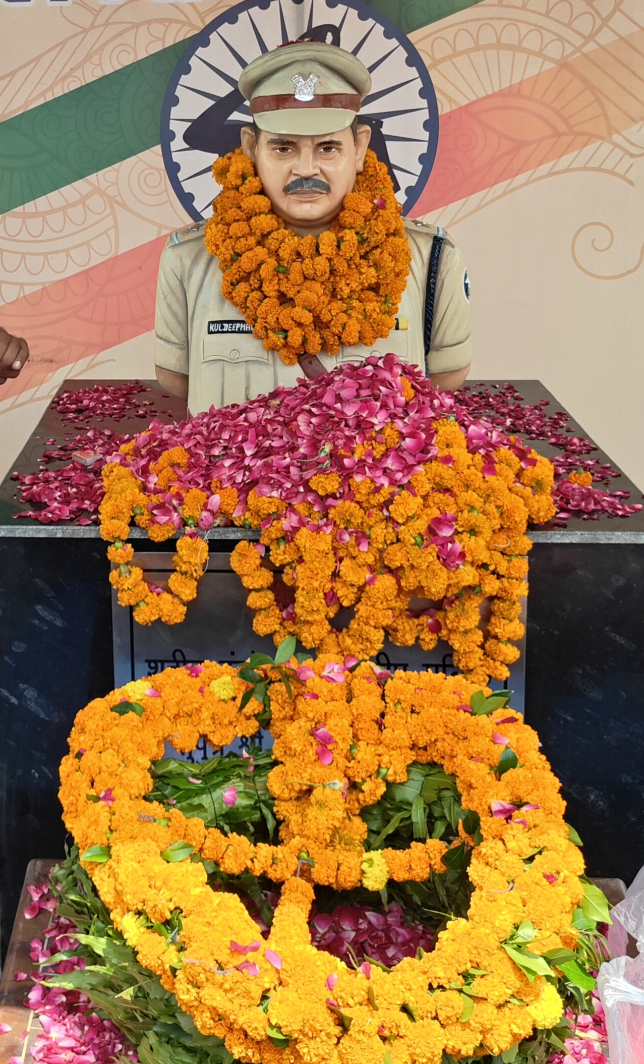 खेल गांव निडानी के सीआरपी अमर जवान शहीद इंस्पेक्टर कुलदीप मलिक की प्रतिमा। खेल गांव निडानी के सीआरपी अमर जवान शहीद इंस्पेक्टर कुलदीप मलिक की प्रतिमा।