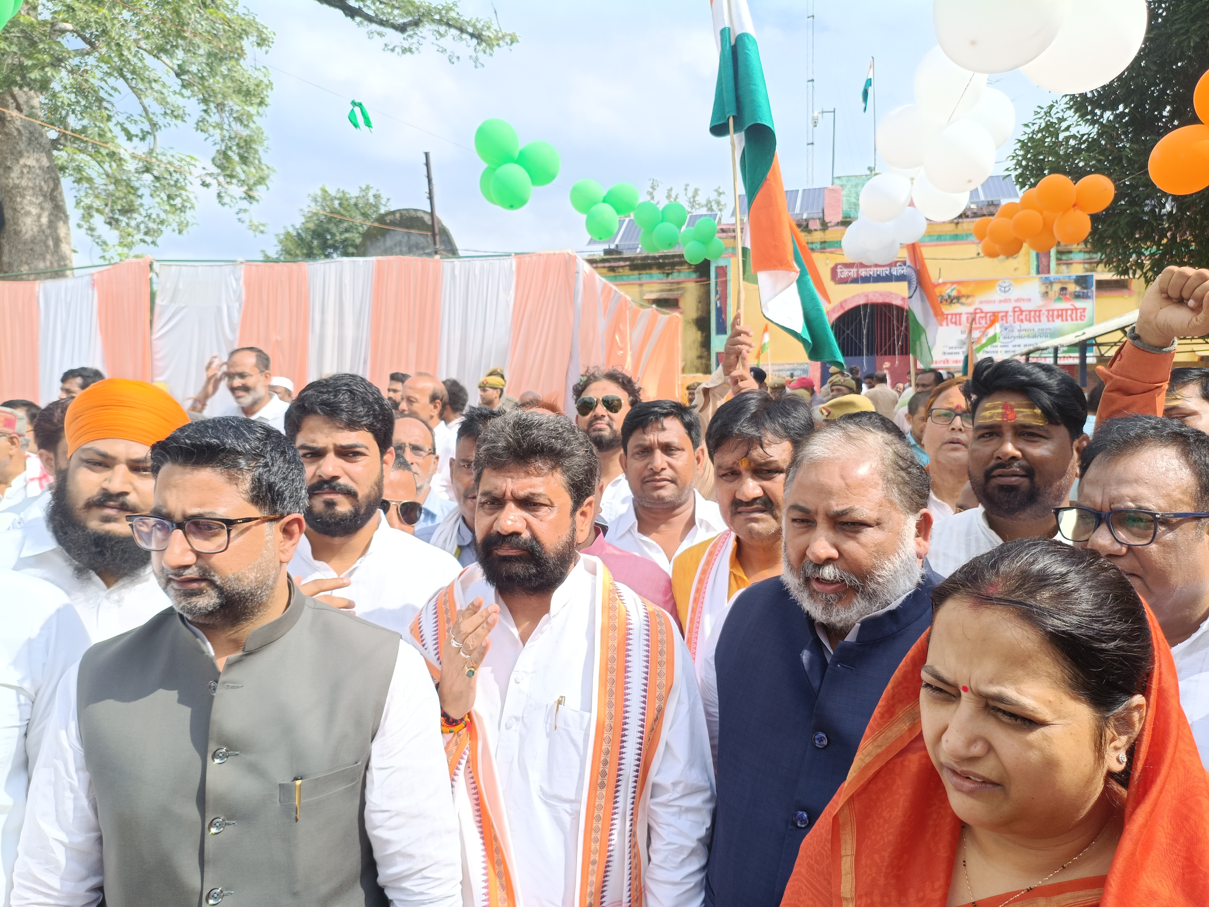 बलिया बलिदान दिवस पर जेल के बाहर निकलते मंत्री और अधिकारी