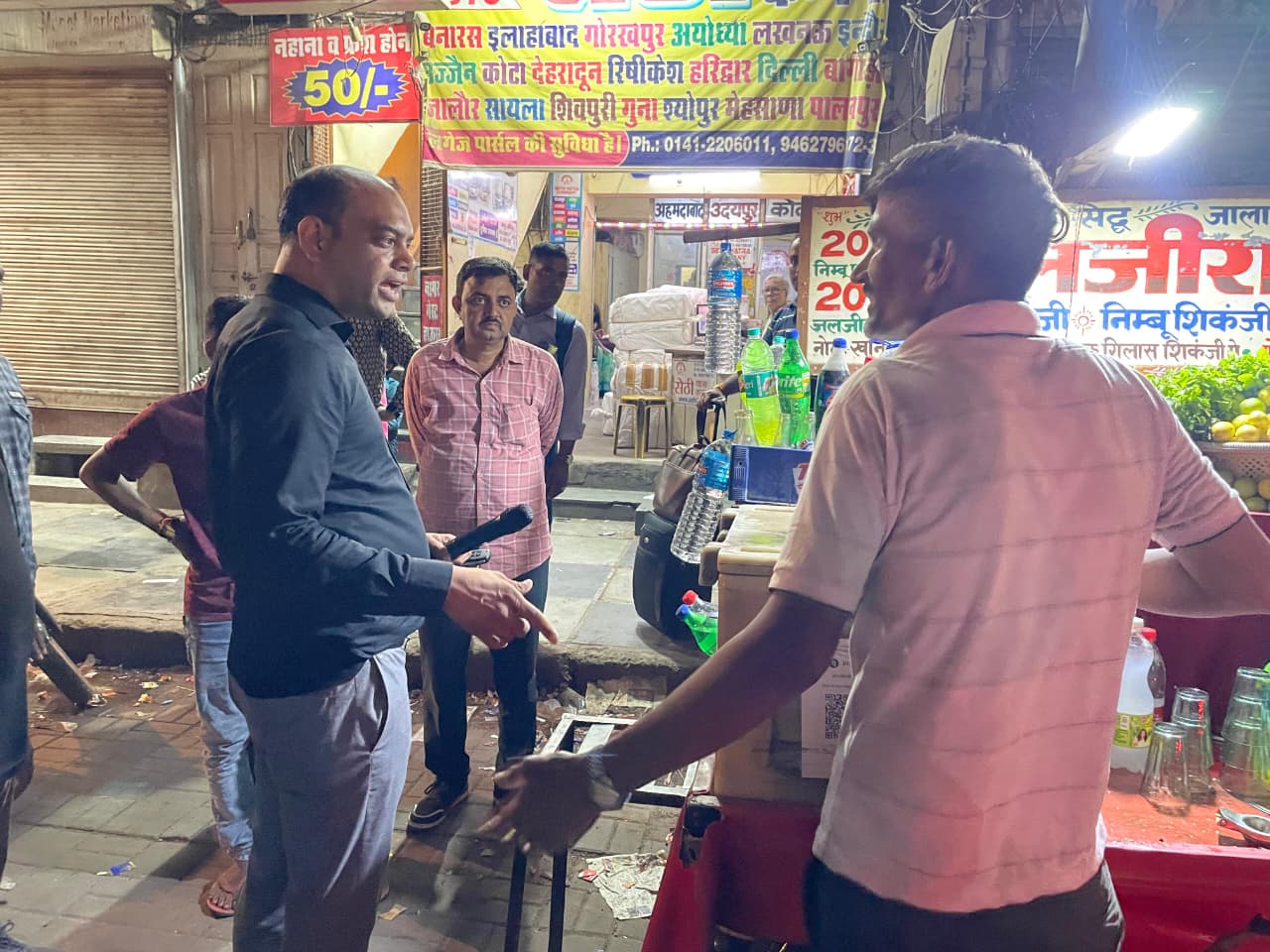 जयपुर हेरिटेज नगर निगम की अनोखी पहल:माइक से अनाउंस कर दुकानदारों को गंदगी नहीं फैलाने और अस्थाई अतिक्रमण से बचने की दी सख्त हिदायत जयपुर हेरिटेज नगर निगम की अनोखी पहल:माइक से अनाउंस कर दुकानदारों को गंदगी नहीं फैलाने और अस्थाई अतिक्रमण से बचने की दी सख्त हिदायत