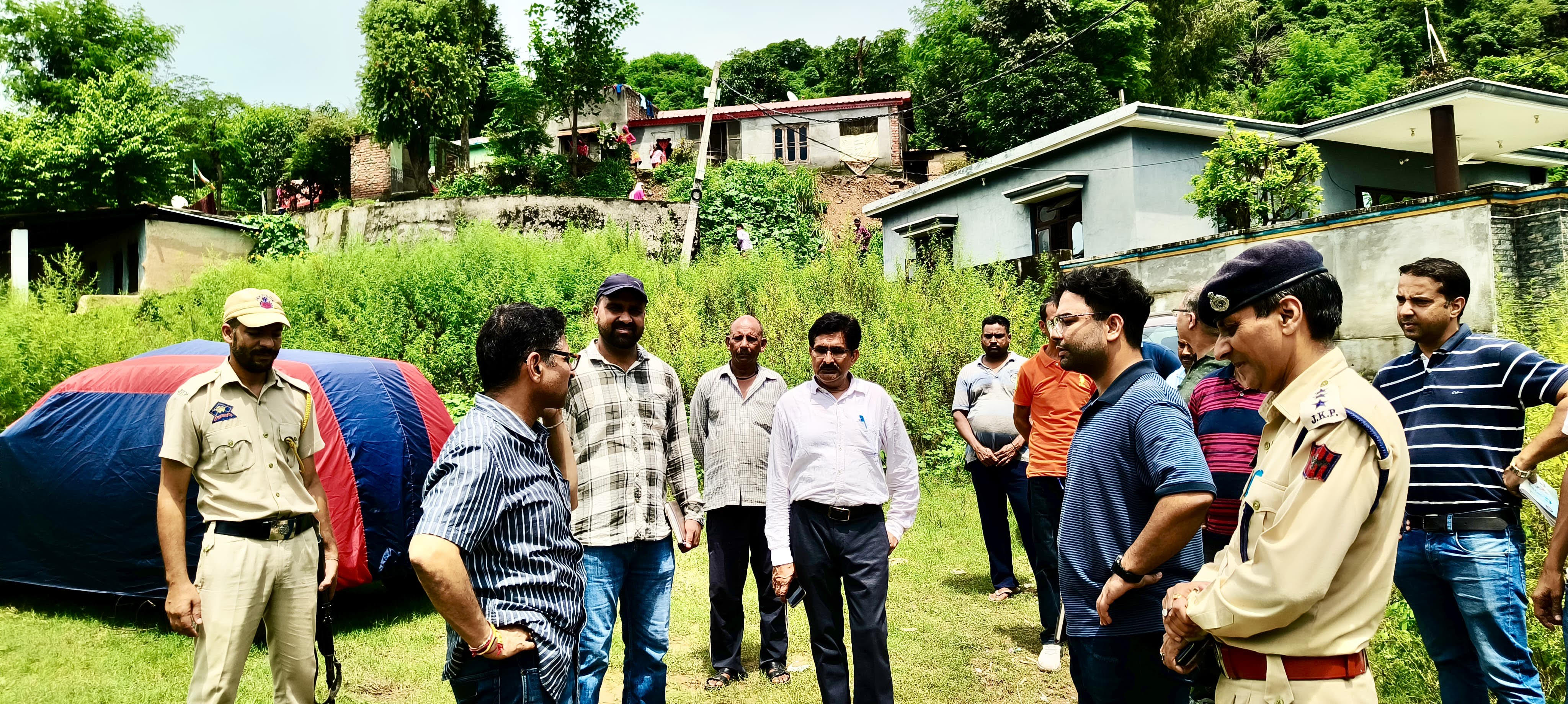 ADC Basohli visited the houses affected by landslide, issued necessary guidelines