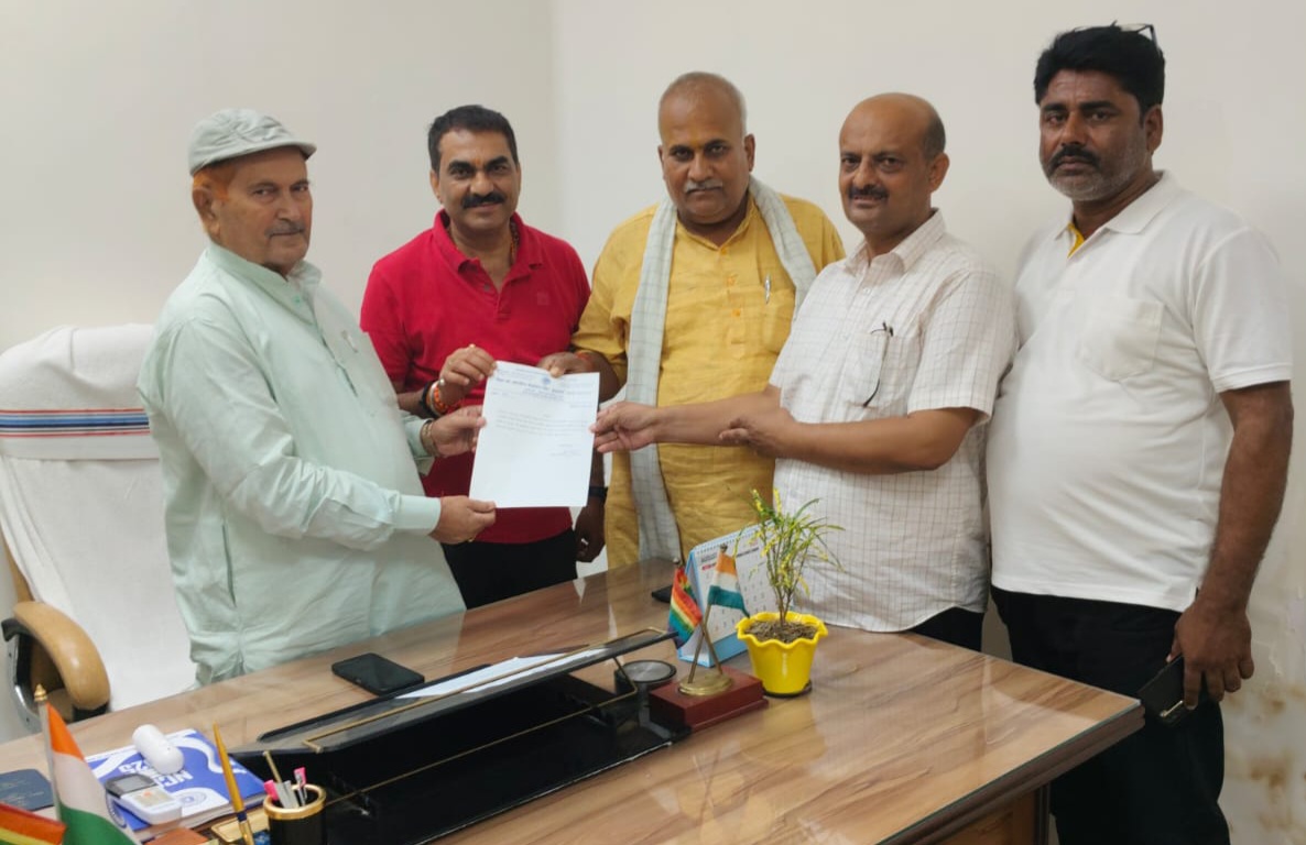फेडरेशन सदस्यता का प्रमाण पत्र लेते अखिलेश
