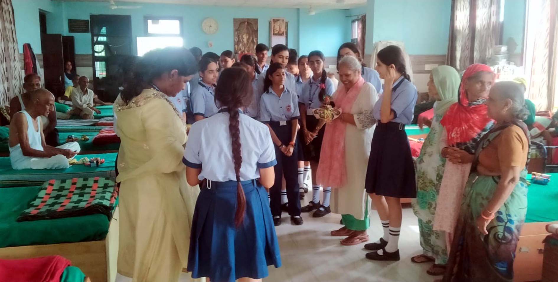 मोक्ष वृद्धाश्रम में बुजुर्गों से मुलाकात करते विद्यार्थी।