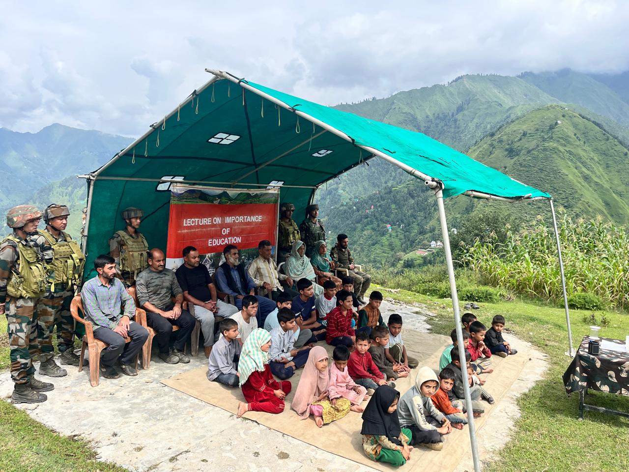 भारतीय सेना ने रेसी के दूरदराज़ क्षेत्र बलमतकोट में शिक्षा पर जागरूकता व्याख्यान आयोजित किया भारतीय सेना ने रेसी के दूरदराज़ क्षेत्र बलमतकोट में शिक्षा पर जागरूकता व्याख्यान आयोजित किया