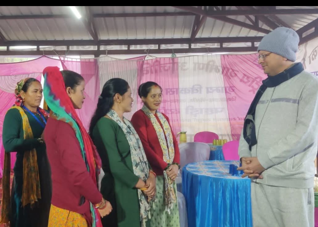 मुख्यमंत्री पुष्कर सिंह धामी  भराड़ीसैंण (गैरसैंण)में प्रातः काल भ्रमण के दौरान स्वयं सहायता समूह की महिलाओं से भेंट करते।