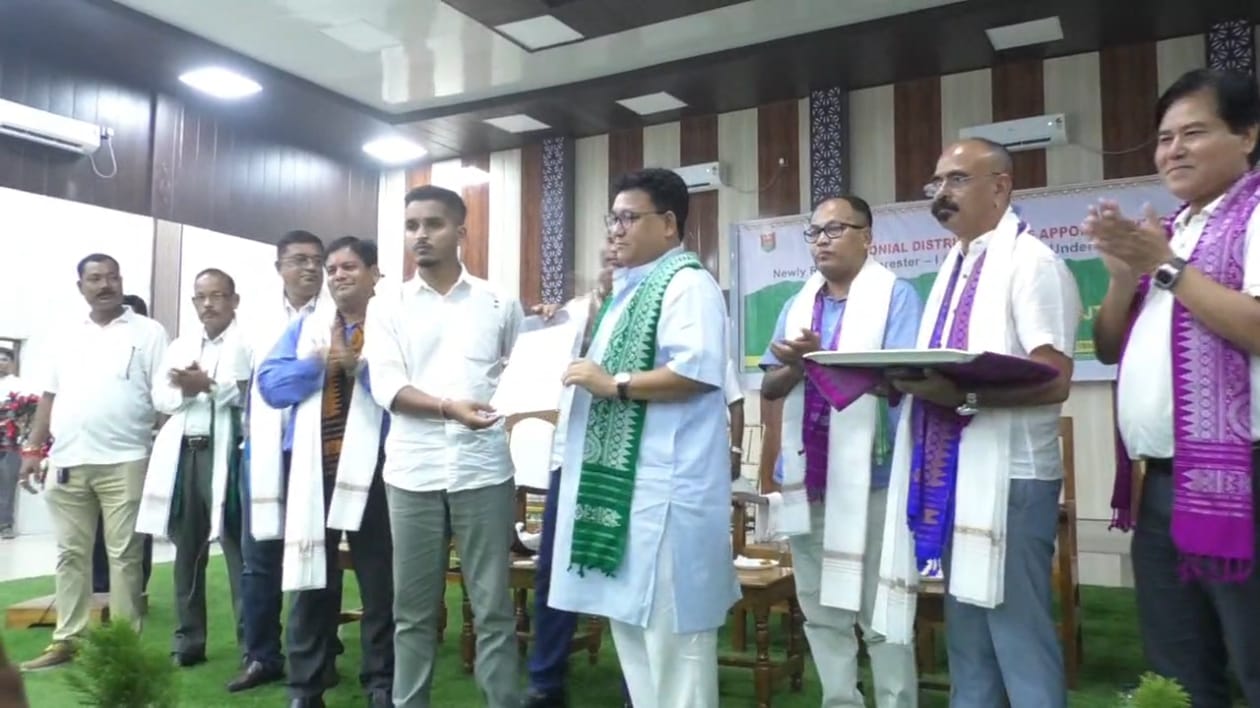 तामुलपुर में प्रमोद बोरो 414 युवाओं को नियुक्ति पत्र प्रदान करते हुए।