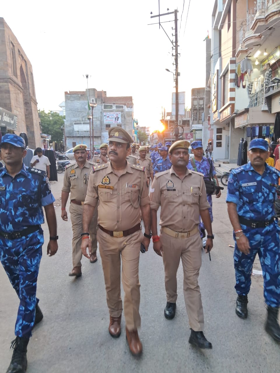 नगर में भ्रमण करते हुए रैपिड एक्शन फोर्स की टीम