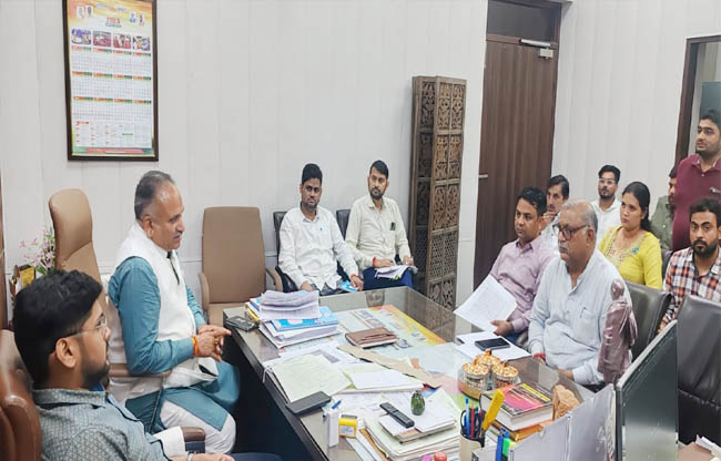 सोनीपत: मेयर राजीव जैन ने इंजीनियरिंग विभाग के अधिकारियों         को  निर्देश देते हुए