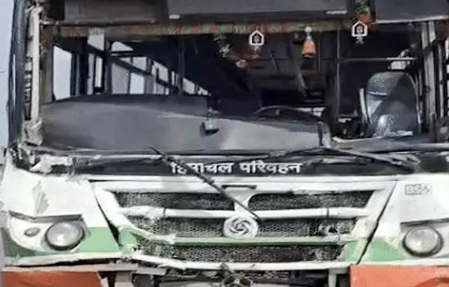 सोनीपत: क्षतिग्रस्त हुई हिमाचल पथ परिवहन निगम की बस