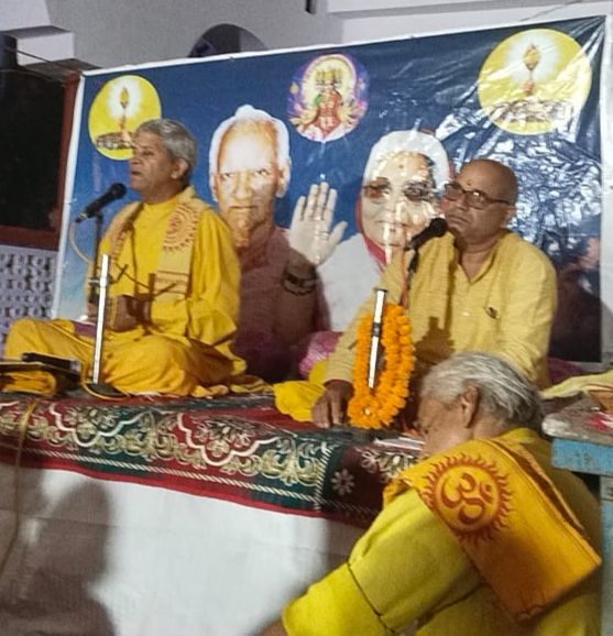 यात्रा की महत्ता पर प्रकाश डालते शक्तिपीठ राजूपुर के संरक्षक हरिहर सिंह और प्रज्ञा टोली के नायक सुरेश पांडेय।