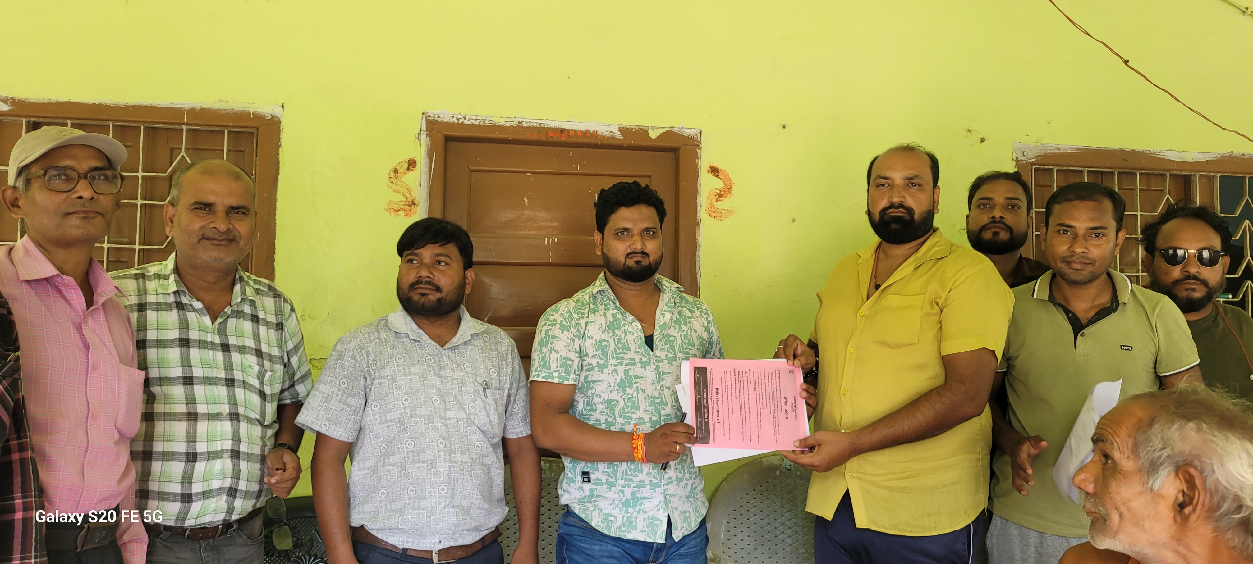 रैयतो को भूमि अभिलेख देते राजस्व कर्मी
