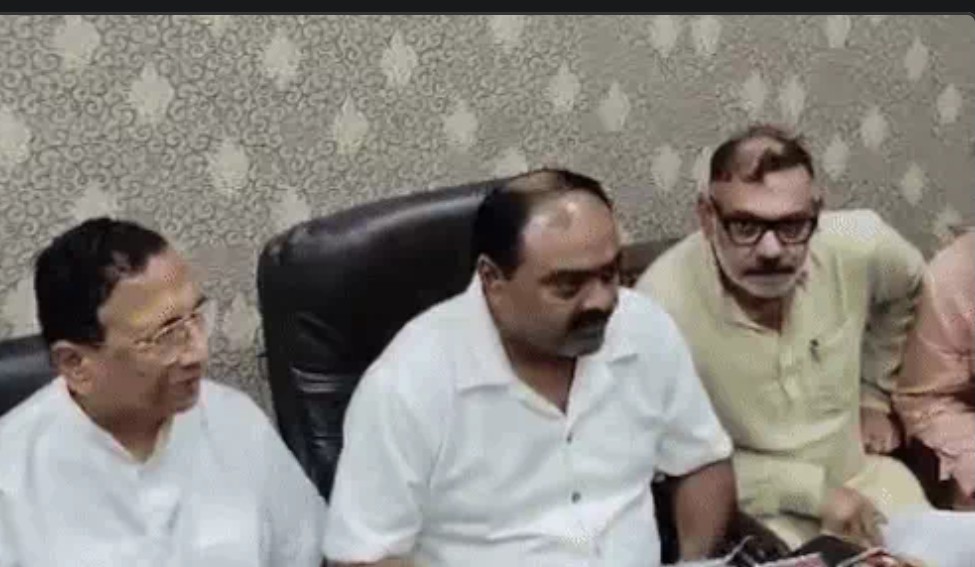भाजपा युवा मोर्चा के पानीपत जिला अध्यक्ष बलविंद्र आर्य को पदमुक्त करने की जानकारी देते जिला अध्यक्ष दुष्यंत भट्ट। भाजपा युवा मोर्चा के पानीपत जिला अध्यक्ष बलविंद्र आर्य को पदमुक्त करने की जानकारी देते जिला अध्यक्ष दुष्यंत भट्ट।