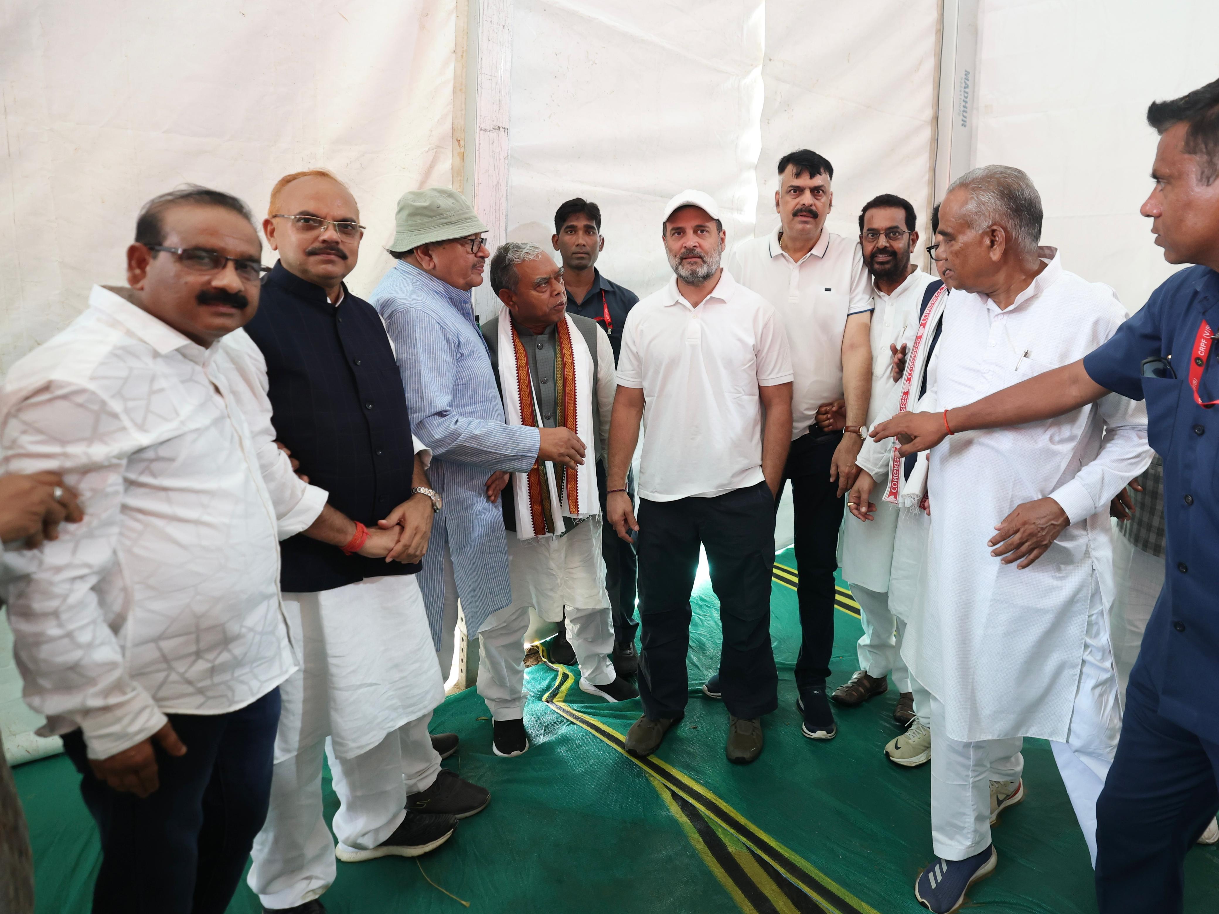 वोट अधिकार यात्रा में राहुल गांधी के साथ कांग्रेस के नेता