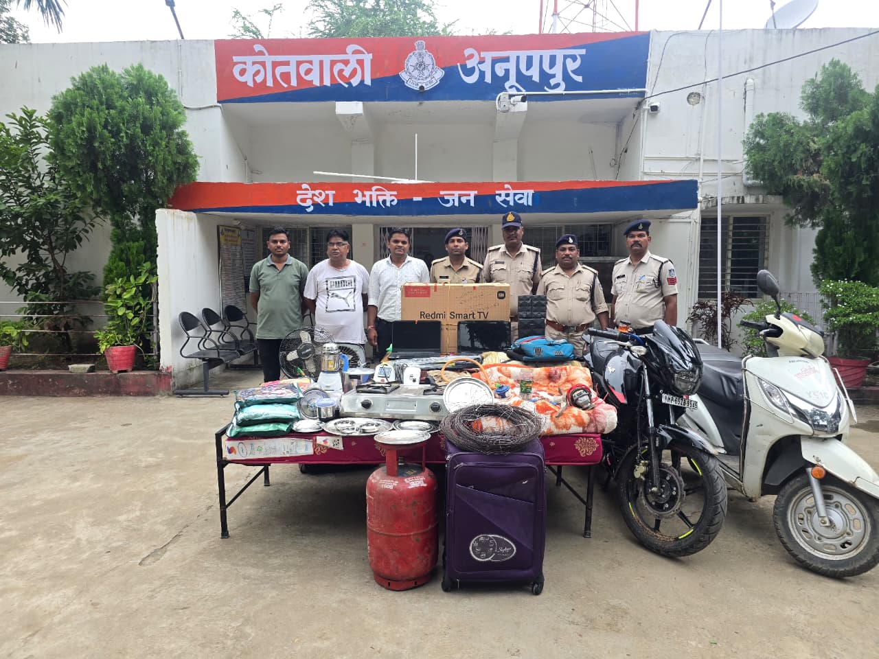 गिरफ्तार आरोपित व जप्त सामान