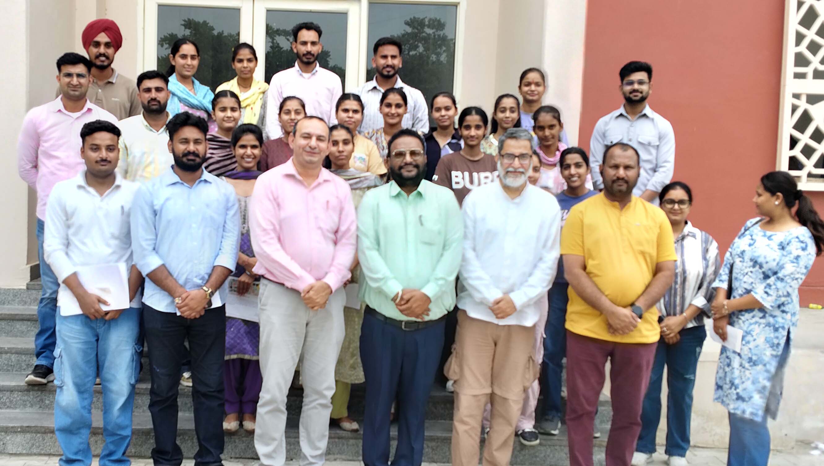 सीडीएलयू में आयोजित सेमिनार में भाग लेने पहुंचे मुख्य वक्ता का स्वागत करते।