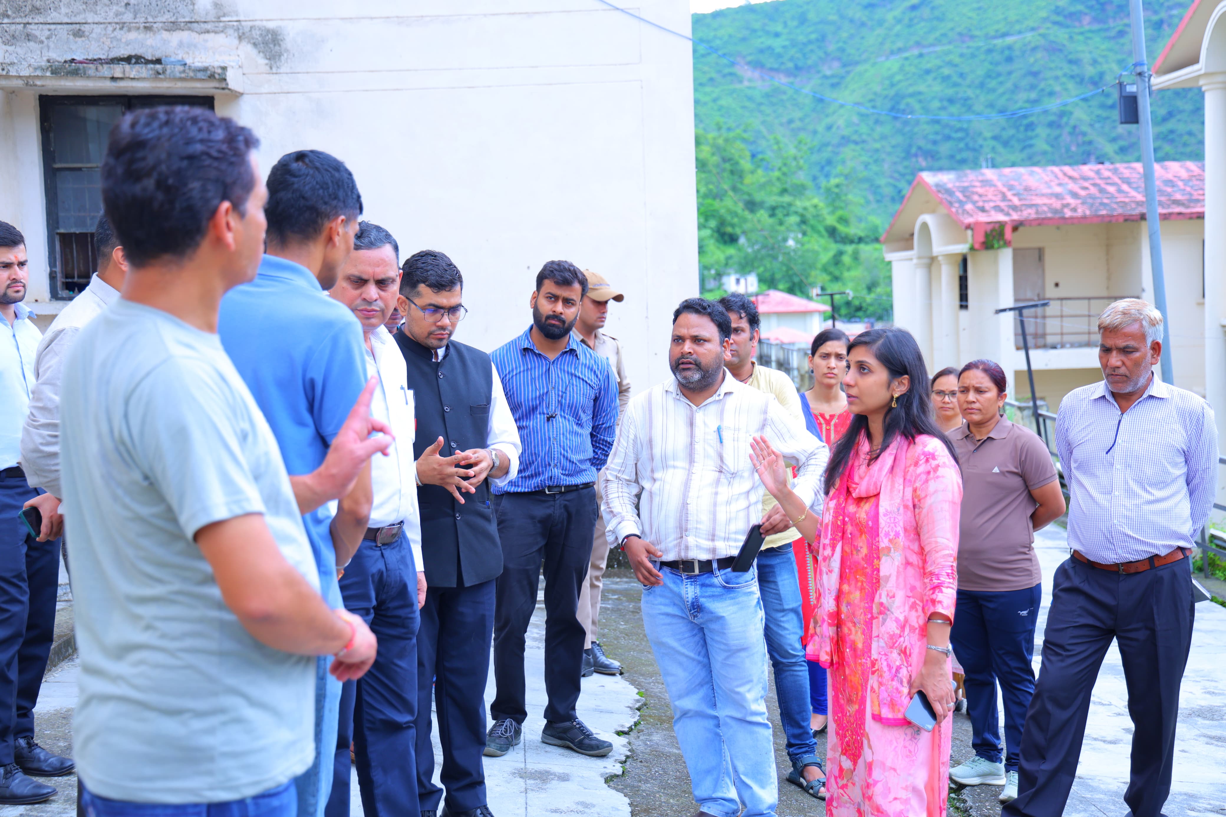 संतुधार नवोदय विद्यालय का निरीक्षण करती जिलाधिकारी