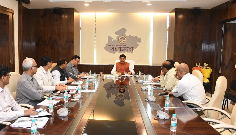 दुग्ध संघों की गतिविधियों की समीक्षा करते हुए मुख्यमंत्री डॉ. मोहन यादव दुग्ध संघों की गतिविधियों की समीक्षा करते हुए मुख्यमंत्री डॉ. मोहन यादव
