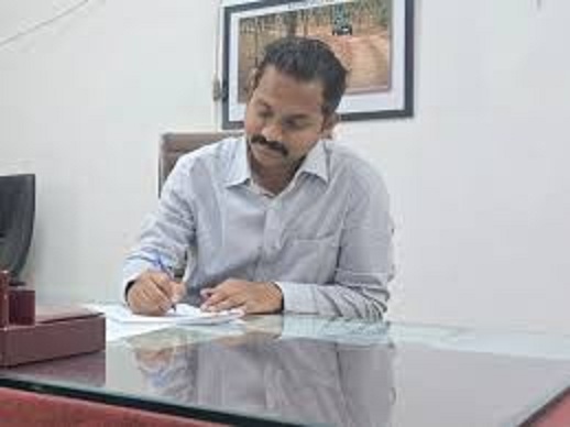 तहसीलदार और नायब तहसीलदार काम पर लाैटे