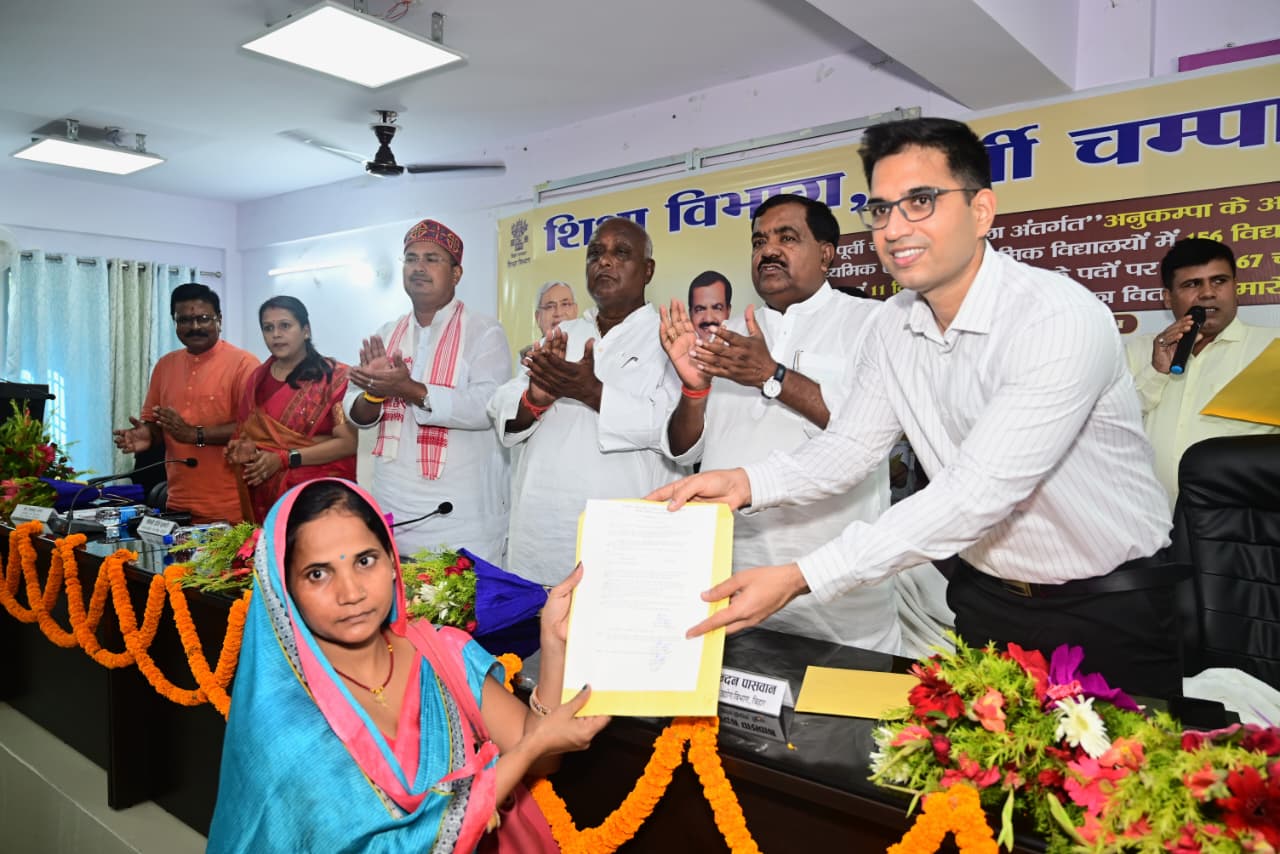 अभ्यर्थियो को नियुक्ति पत्र सौपते जिलाधिकारी