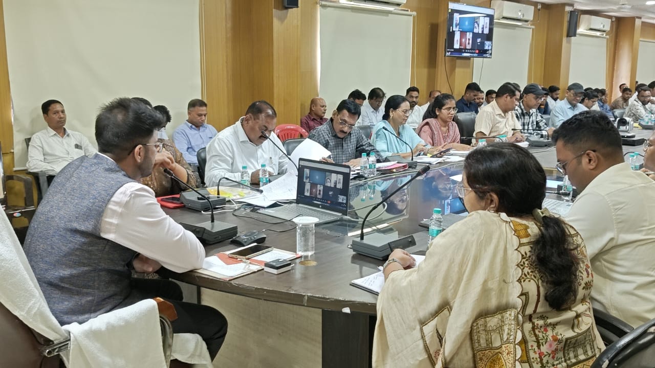 कलेक्टर दीपक सोनी समय -सीमा की बैठक में विभागीय कार्यों की समीक्षा करते हुए