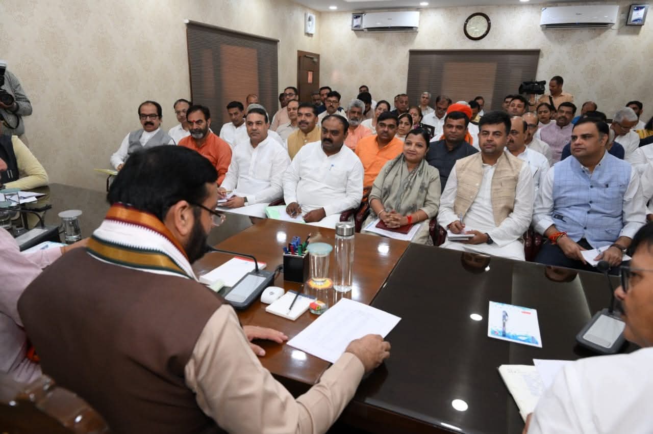 हरियाणा के मुख्यमंत्री नायब सैनी विधानसभा चुनाव हारे हुए प्रत्याशियों की बैठक लेते हुए