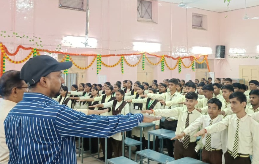 शपथ लेते हुए विद्यार्थी