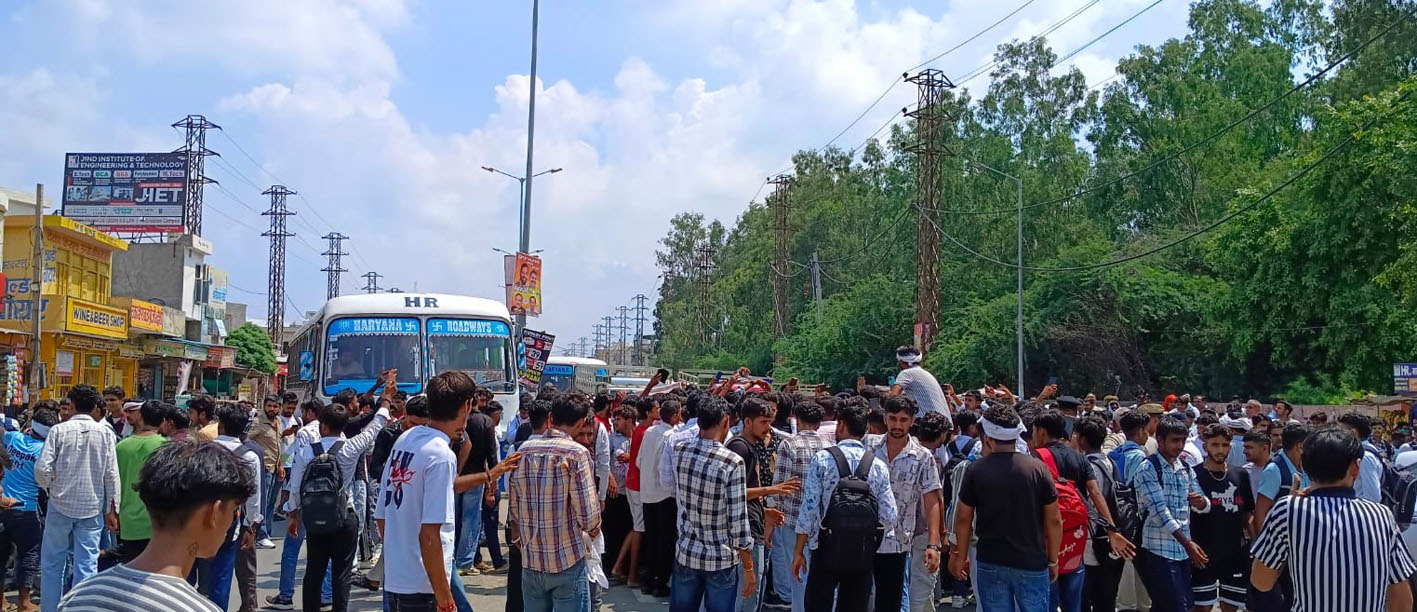 नैशनल हाईवे पर बस स्टैंड के सामने जाम लगाए हुए युवा।