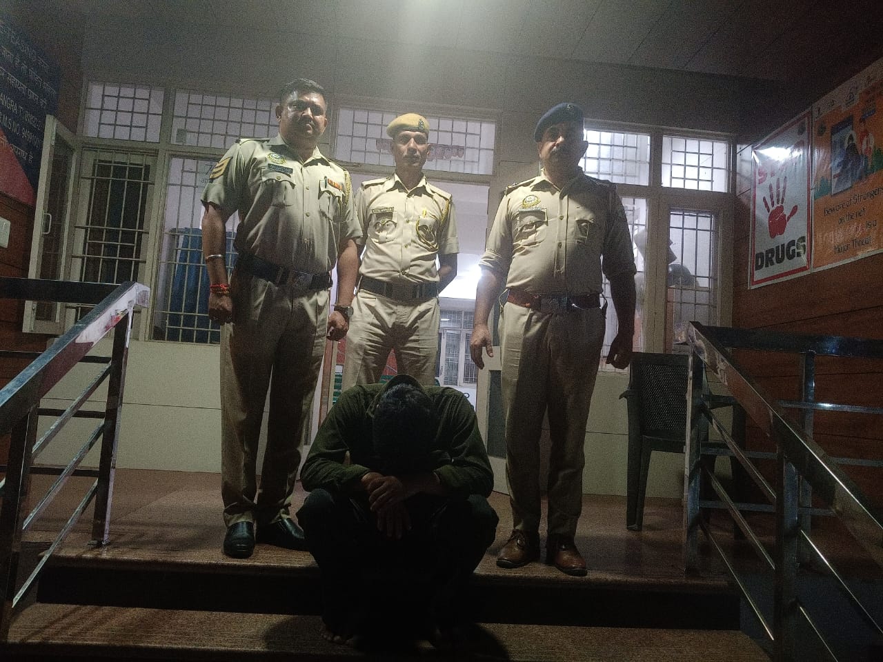 चिट्टे के साथ पकड़ा गया युवक पुलिस टीम के साथ ।