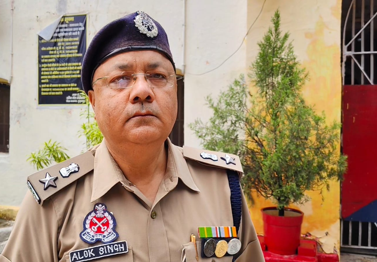 वरिष्ठ जेल अधीक्षक आलोक सिंह ।