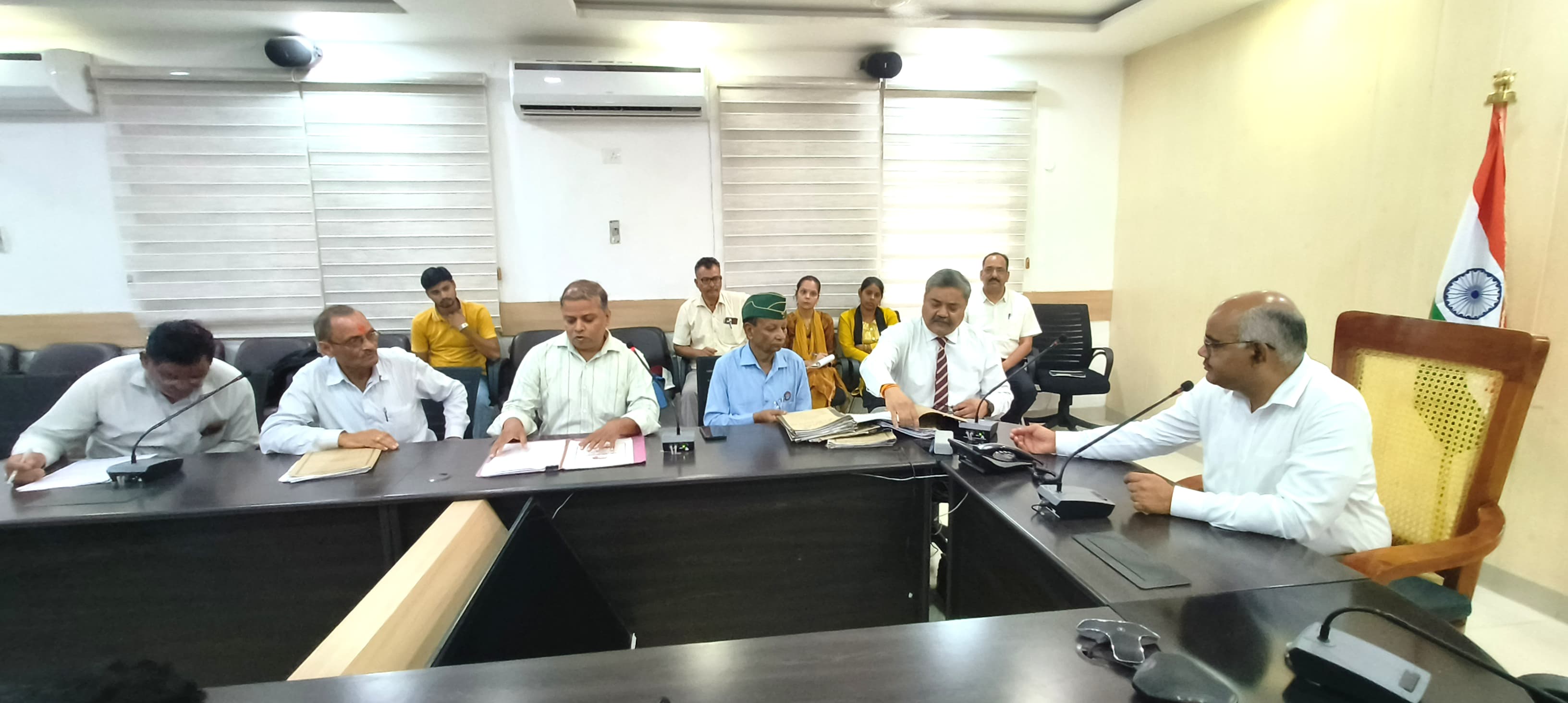 जिला सैनिक बंधु के साथ बैठक करते जिलाधिकारी