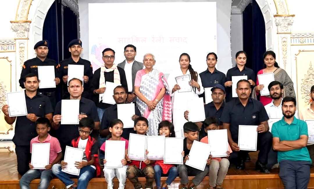 राज्यपाल द्वारा सम्मानित हुए रंगकर्मी आशीष त्रिवेदी