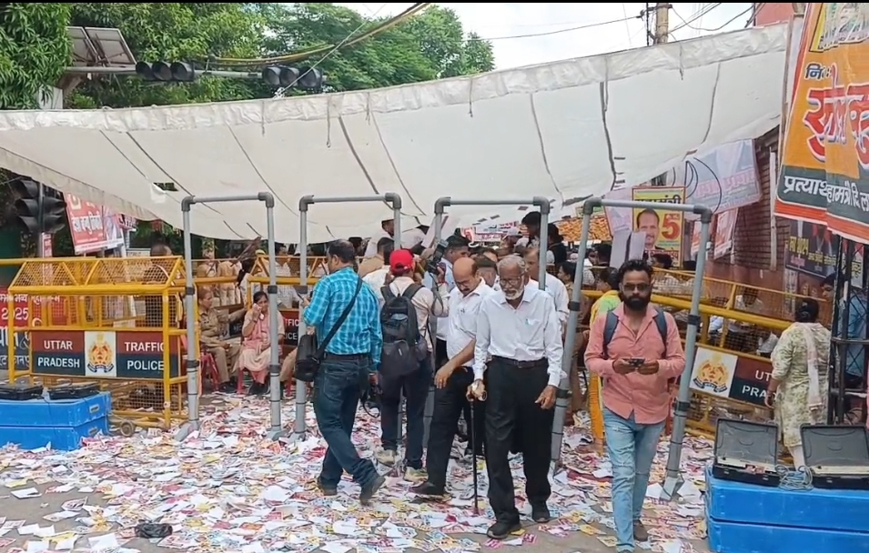 मतदान केंद्र बाहर कर लिया गया छायाचित्र