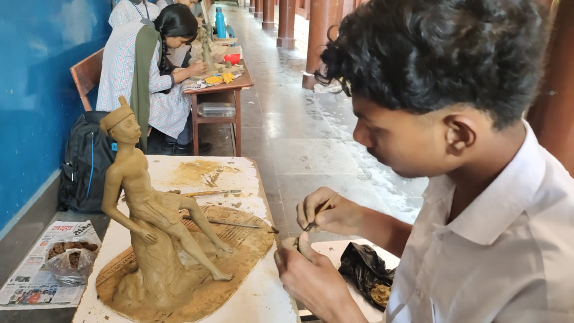 कला का प्रदर्शन करते छात्र