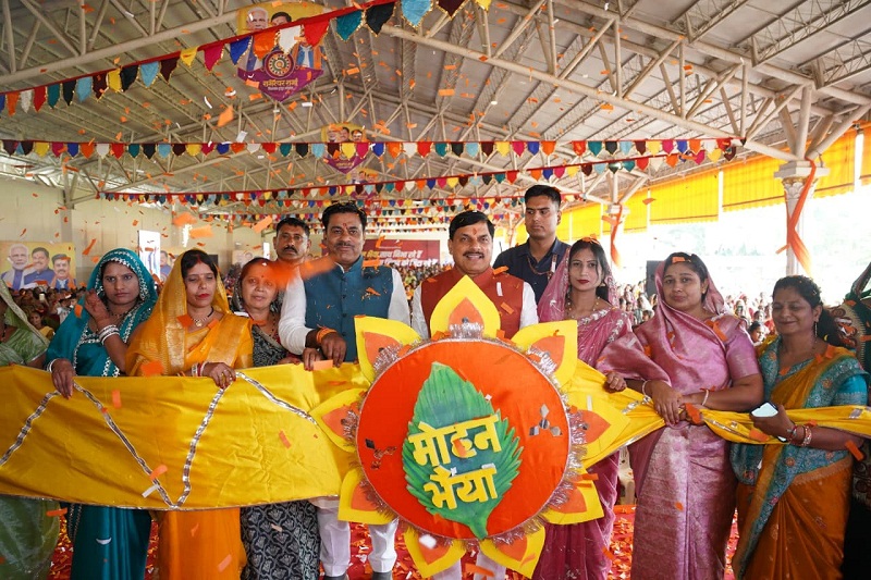 रक्षाबंधन महोत्सव में मुख्यमंत्री को राखी भेंट करते हुई लाड़ली बहनें रक्षाबंधन महोत्सव में मुख्यमंत्री को राखी भेंट करते हुई लाड़ली बहनें