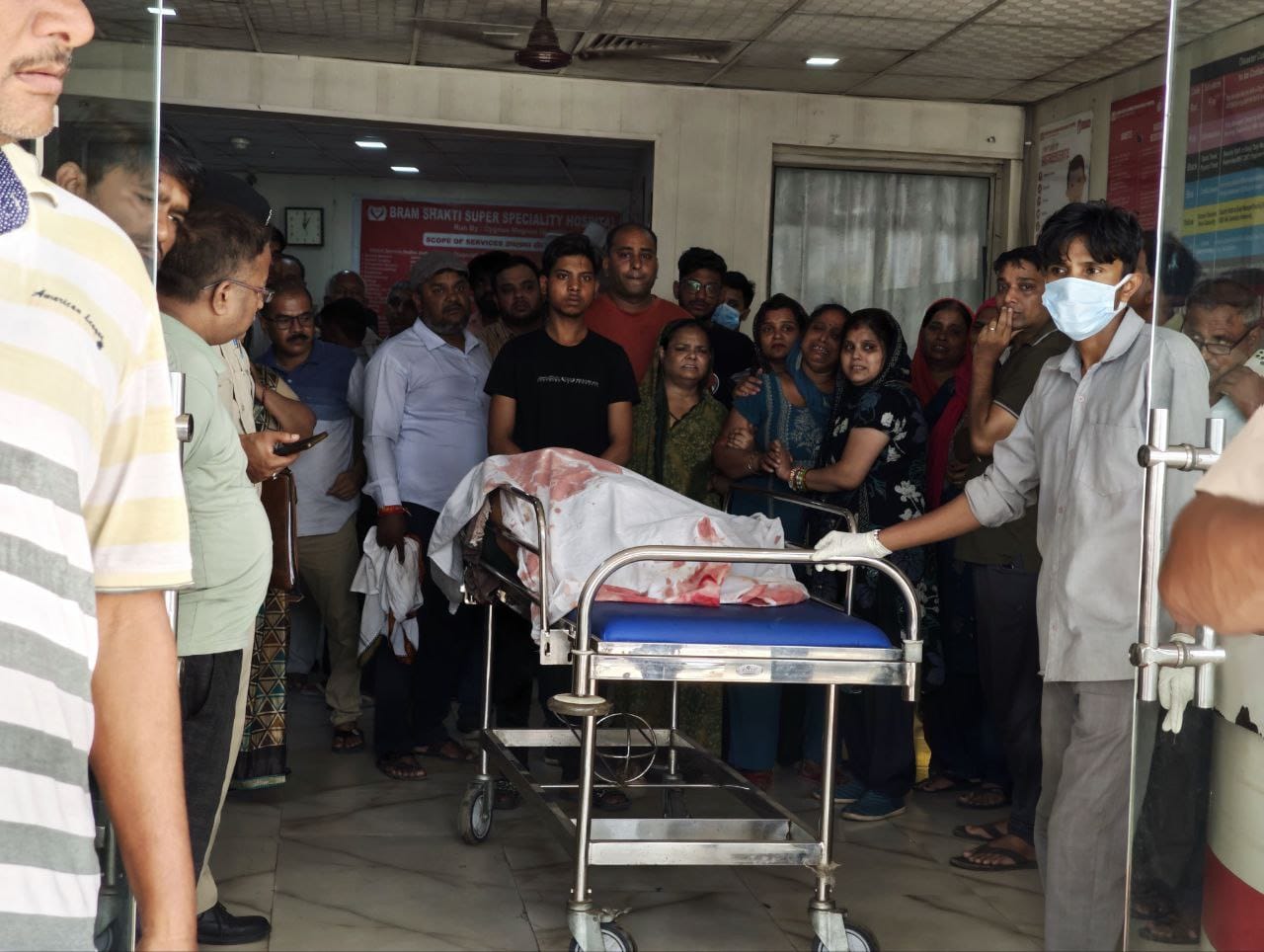 निजी अस्पताल से रजनी के शव को बहादुरगढ़ के नागरिक अस्पताल ले जाते परिजन व पुलिसकर्मी।