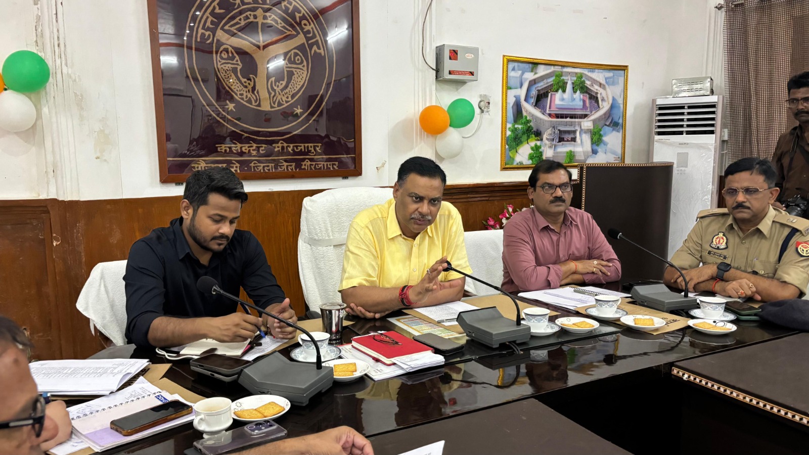 कलेक्ट्रेट सभागार में अधिकारियों व कार्यदायी संस्थाओं के साथ बैठक करते जिलाधिकारी पवन कुमार गंगवार।