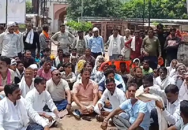 तहसील कार्यालय पर धरने पर बैठे लोग
