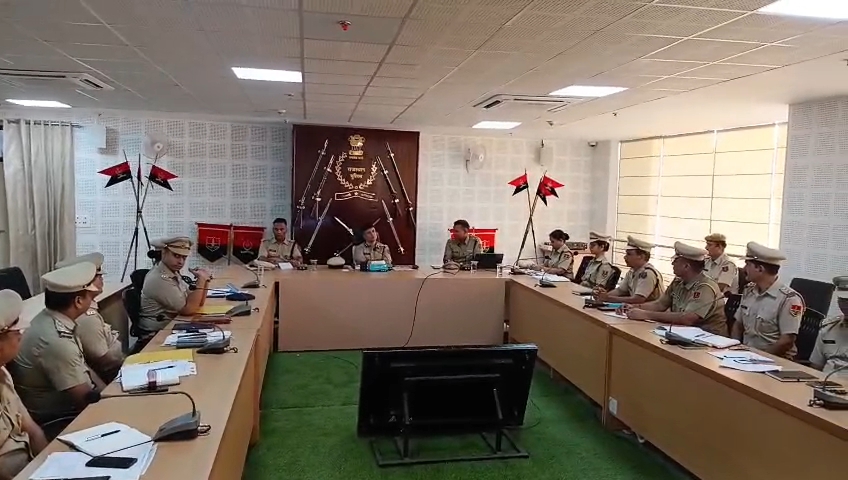 अलवर। पुलिस अधिकारियों की बैठक लेते आईजी।