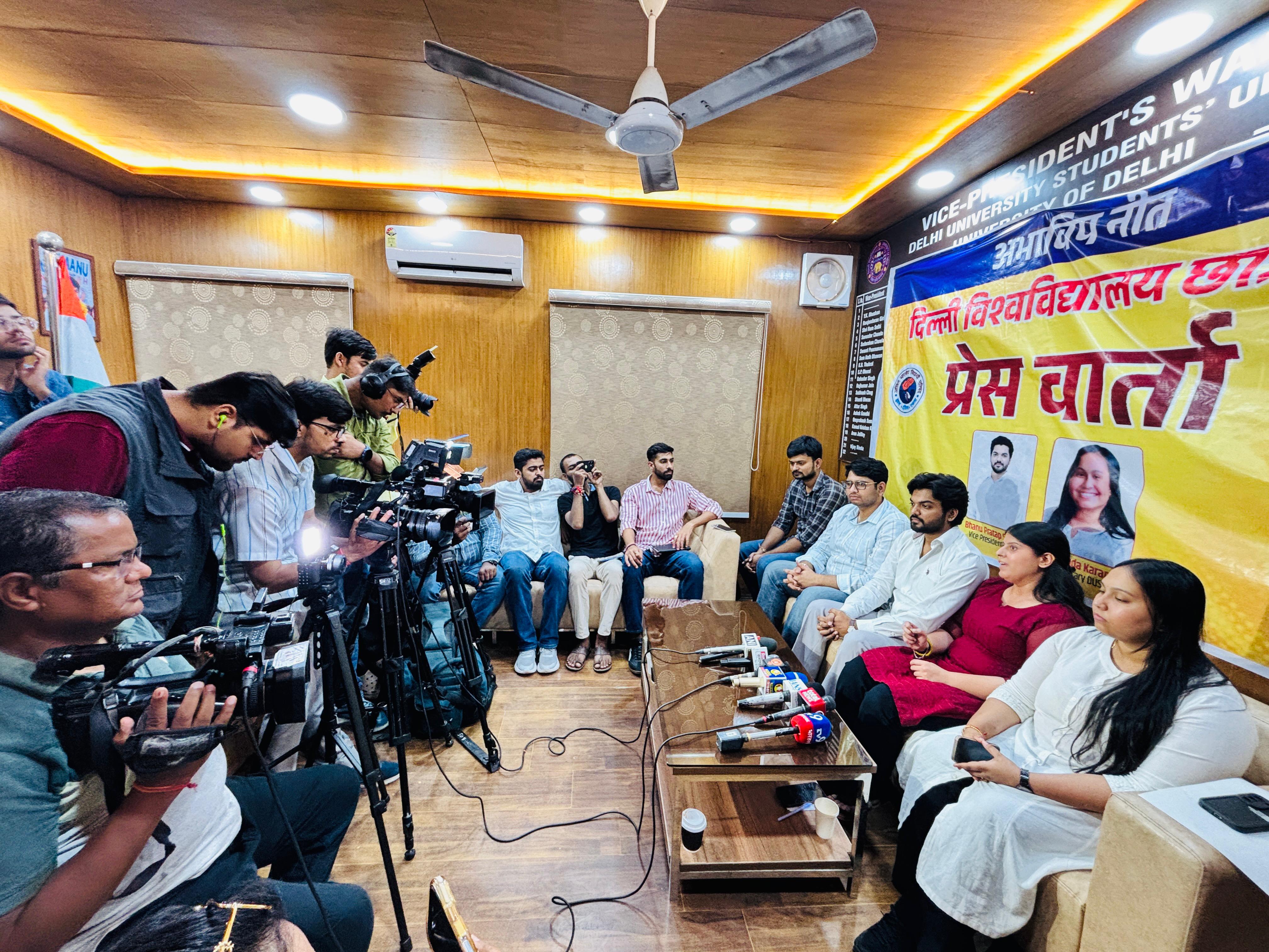 अभाविप डूसू के उपाध्यक्ष भानु प्रताप सिंह , सचिव मित्रविंदा कर्णवाल पत्रकार वार्ता को संबोधित करते हुए।