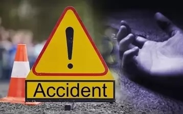 ओवरटेक के चक्कर में कार और ट्रक के बीच में फंसे बाइक सवार