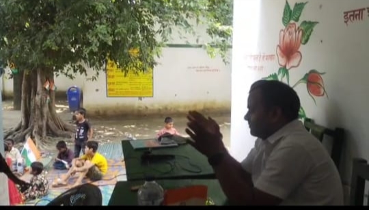 ताली बजाकर बच्चों का उत्साह बढ़ाते हेडमास्टर