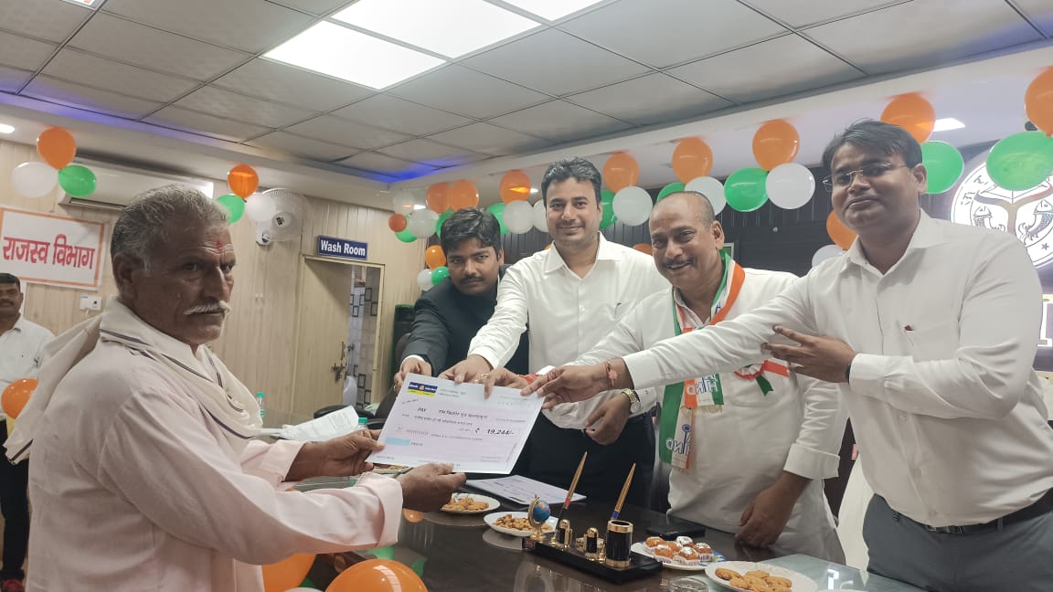 किसान को राहत सहायता चेक देते सदर विधायक योगेश वर्मा