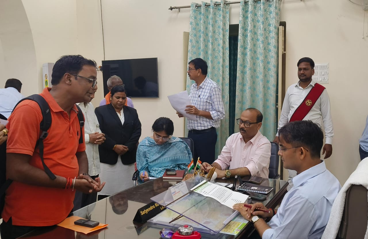 जनता दर्शन में जिलाधिकारी जनता दर्शन में जिलाधिकारी