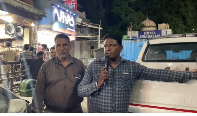 जयपुर हेरिटेज नगर निगम की अनोखी पहल:माइक से अनाउंस कर दुकानदारों को गंदगी नहीं फैलाने और अस्थाई अतिक्रमण से बचने की दी सख्त हिदायत जयपुर हेरिटेज नगर निगम की अनोखी पहल:माइक से अनाउंस कर दुकानदारों को गंदगी नहीं फैलाने और अस्थाई अतिक्रमण से बचने की दी सख्त हिदायत