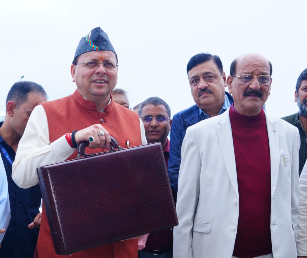 मुख्यमंत्री पुष्कर सिंह अनुपूरक बजट पेश करने जाते। मुख्यमंत्री पुष्कर सिंह अनुपूरक बजट पेश करने जाते।